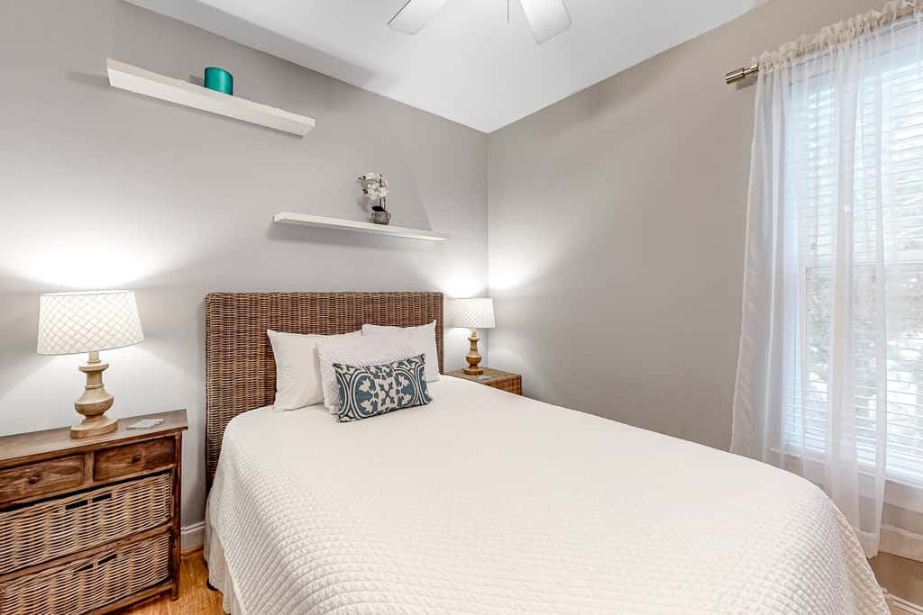 Cute, roomy condo with fast WiFi, AC, balcony, pool, & heated toilet seats