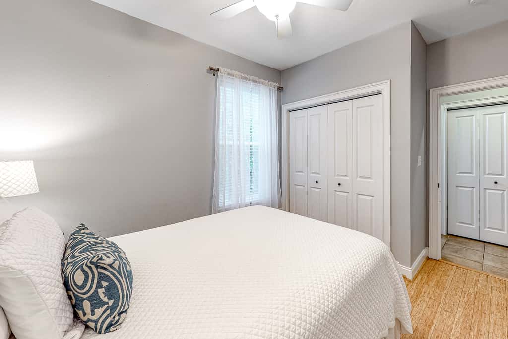 Cute, roomy condo with fast WiFi, AC, balcony, pool, & heated toilet seats