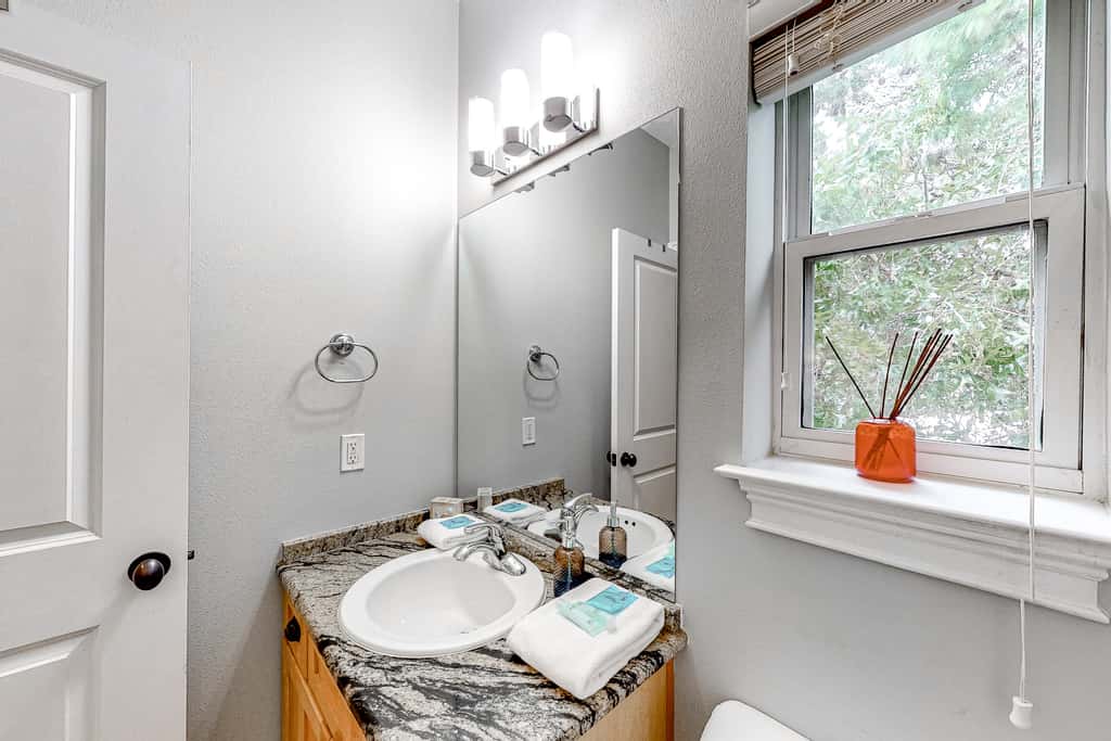 Cute, roomy condo with fast WiFi, AC, balcony, pool, & heated toilet seats
