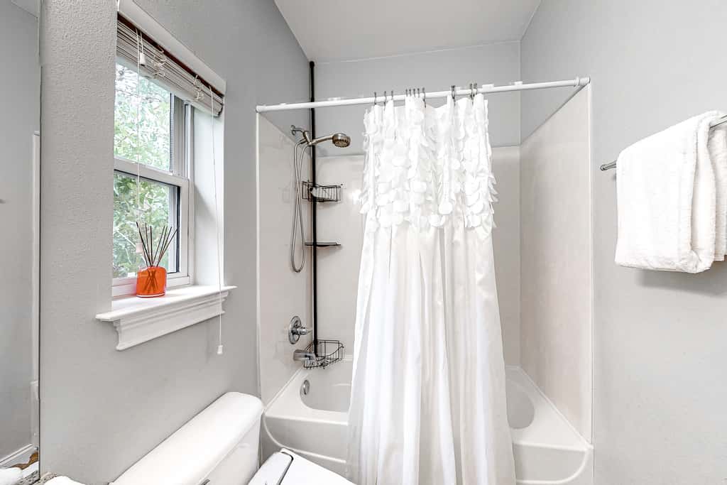Cute, roomy condo with fast WiFi, AC, balcony, pool, & heated toilet seats