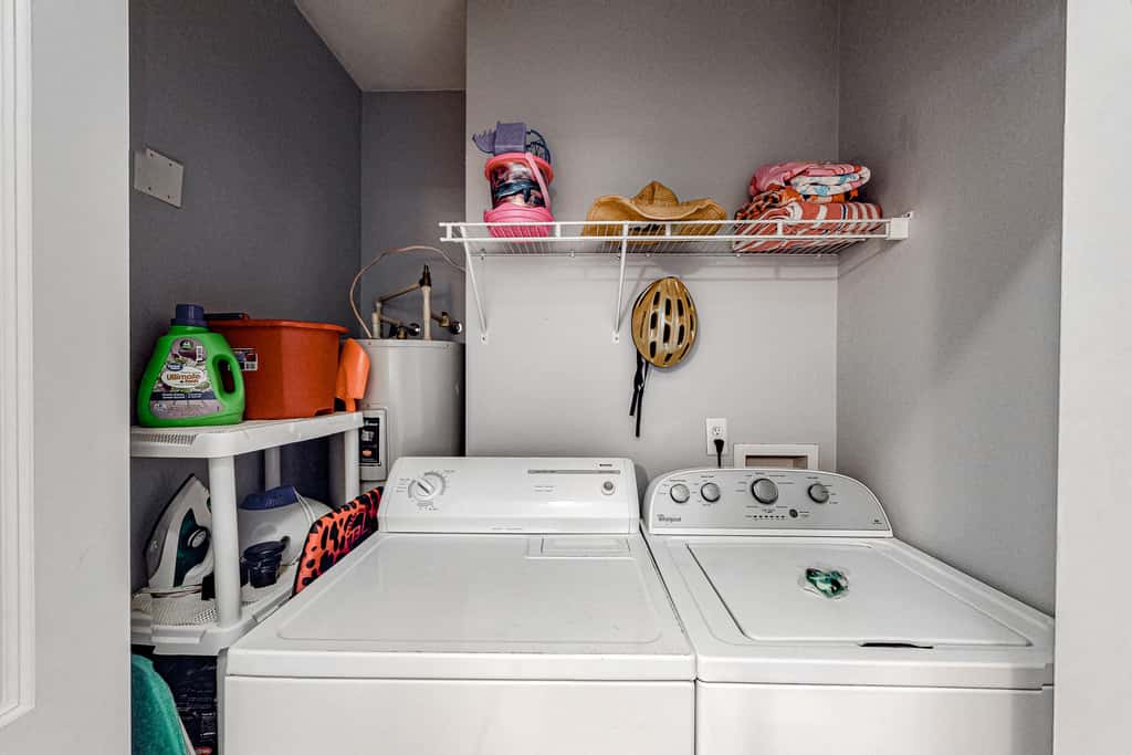 Cute, roomy condo with fast WiFi, AC, balcony, pool, & heated toilet seats