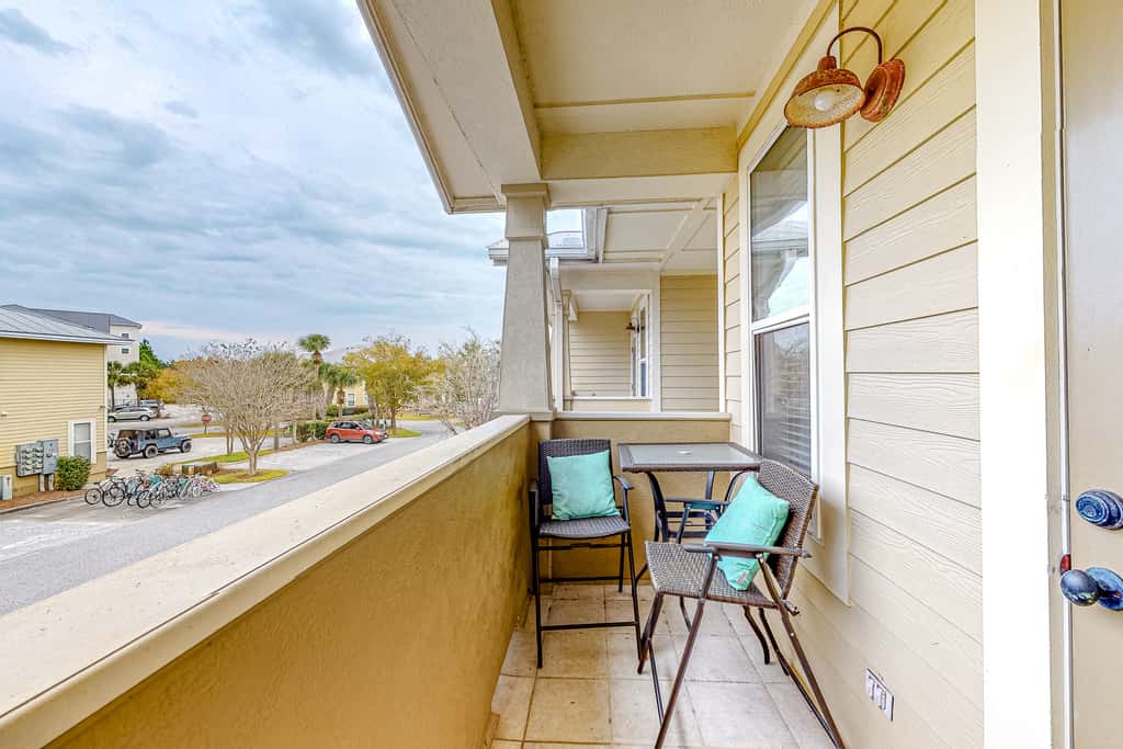 Cute, roomy condo with fast WiFi, AC, balcony, pool, & heated toilet seats