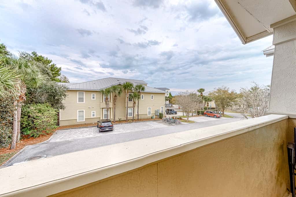 Cute, roomy condo with fast WiFi, AC, balcony, pool, & heated toilet seats