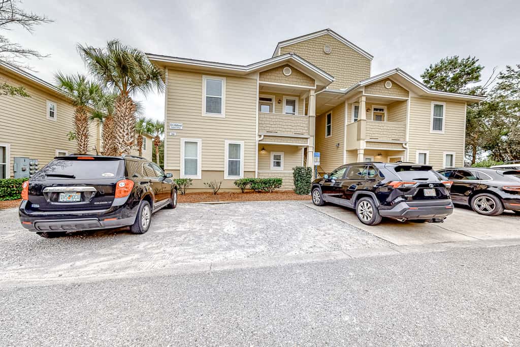 Cute, roomy condo with fast WiFi, AC, balcony, pool, & heated toilet seats