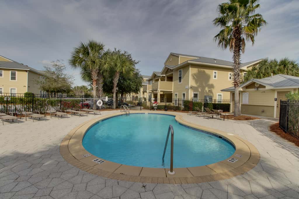 Cute, roomy condo with fast WiFi, AC, balcony, pool, & heated toilet seats