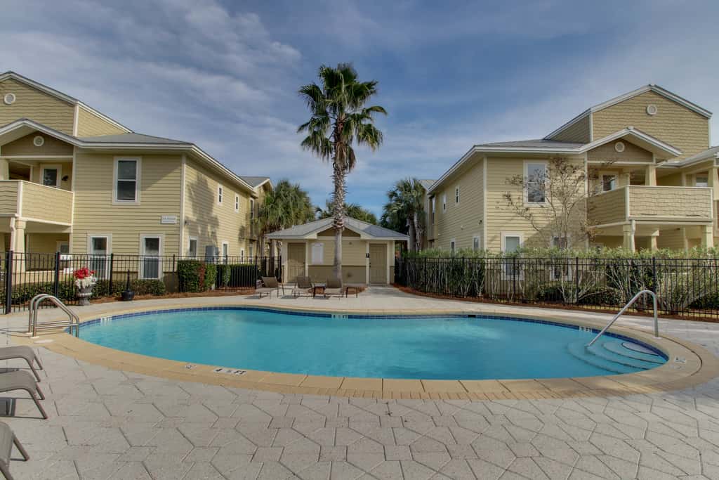 Cute, roomy condo with fast WiFi, AC, balcony, pool, & heated toilet seats