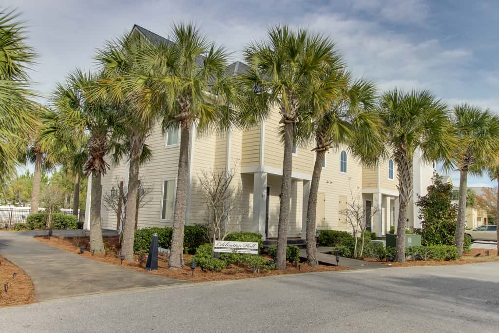 Cute, roomy condo with fast WiFi, AC, balcony, pool, & heated toilet seats