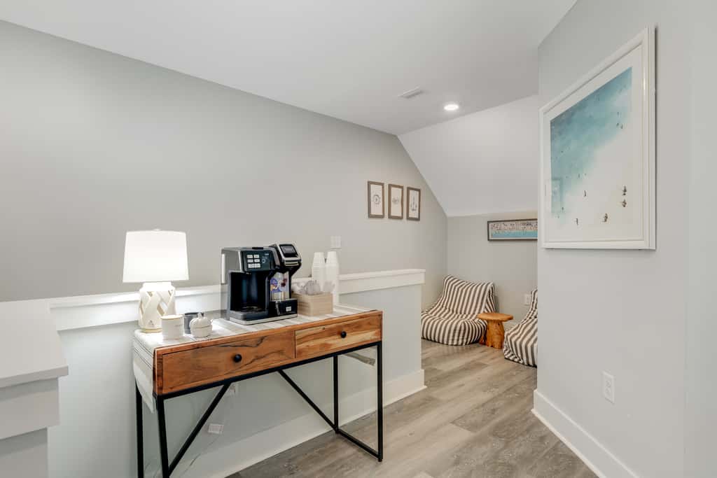 Classic beach home with shared pool access, WiFi, and central air conditioning