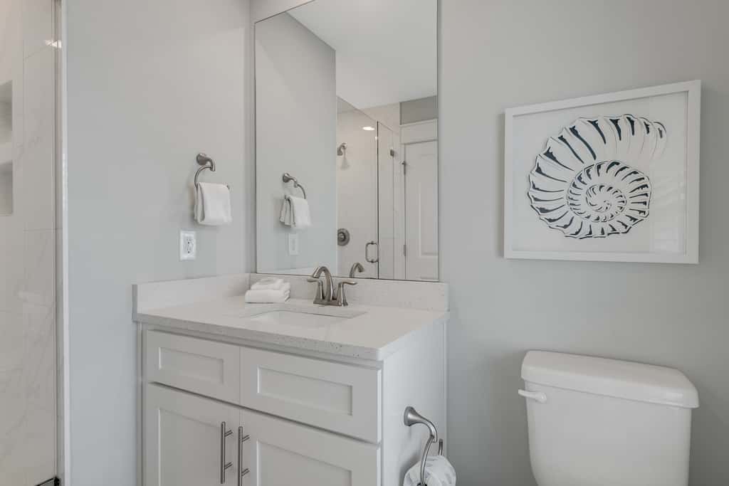 Classic beach home with shared pool access, WiFi, and central air conditioning