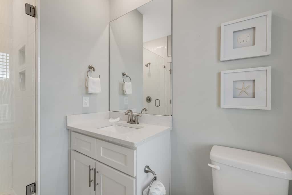 Classic beach home with shared pool access, WiFi, and central air conditioning