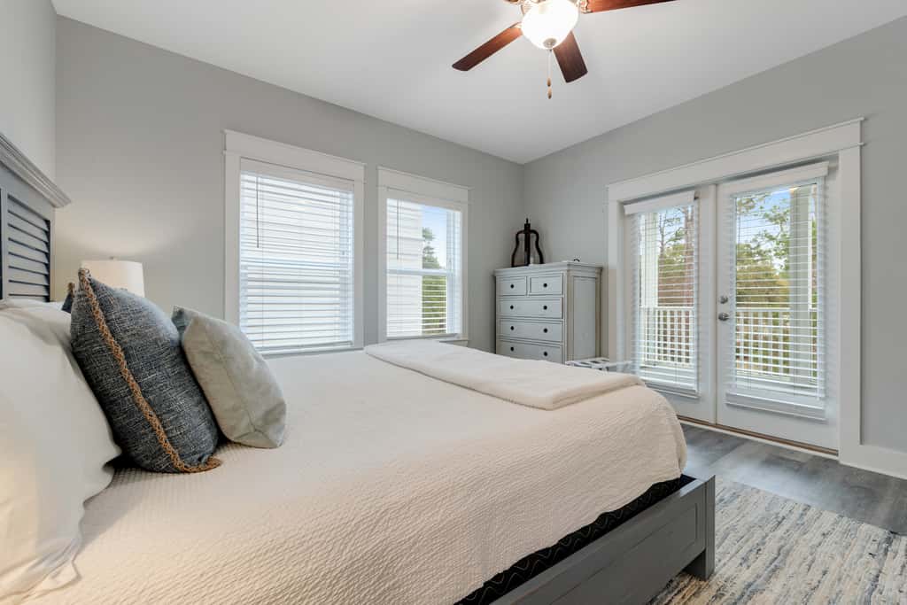 Classic beach home with shared pool access, WiFi, and central air conditioning