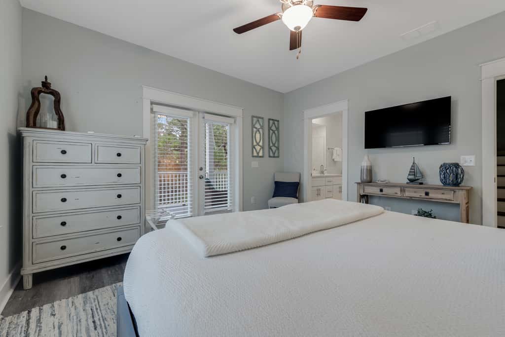 Classic beach home with shared pool access, WiFi, and central air conditioning