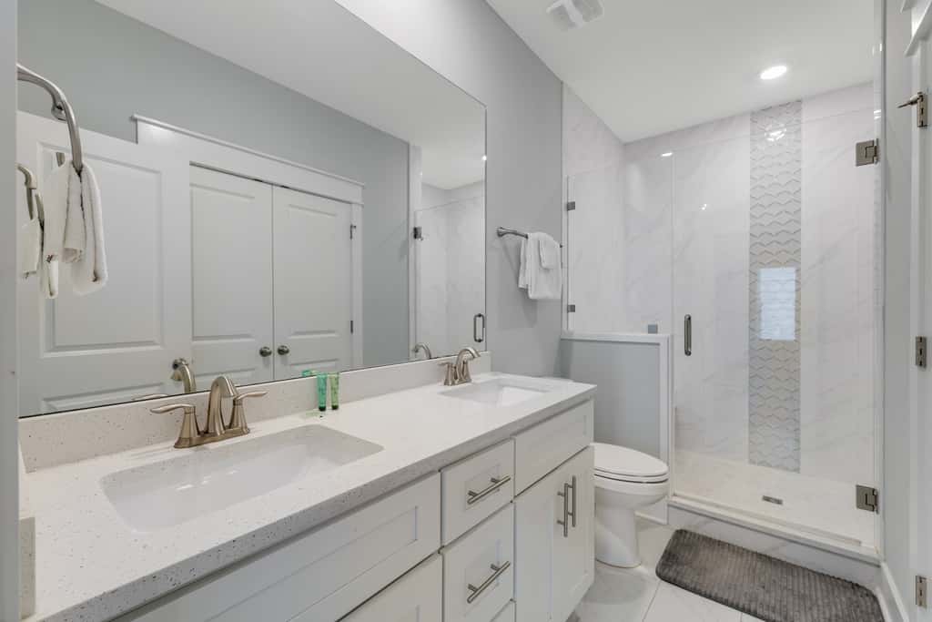 Classic beach home with shared pool access, WiFi, and central air conditioning