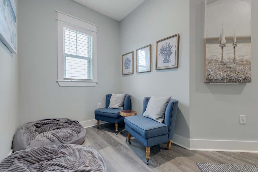 Classic beach home with shared pool access, WiFi, and central air conditioning