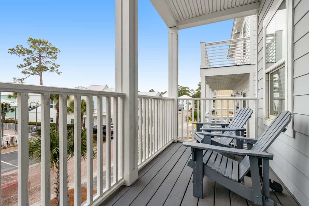 Classic beach home with shared pool access, WiFi, and central air conditioning
