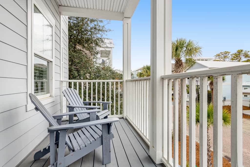 Classic beach home with shared pool access, WiFi, and central air conditioning