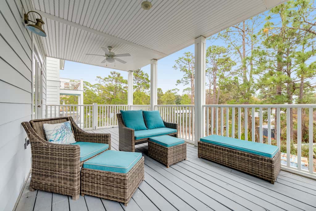 Classic beach home with shared pool access, WiFi, and central air conditioning