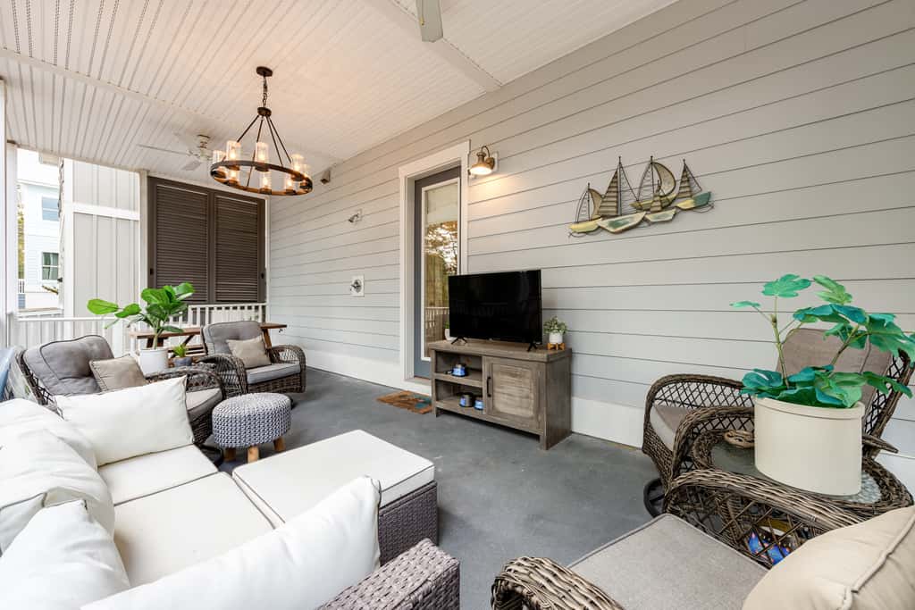 Classic beach home with shared pool access, WiFi, and central air conditioning