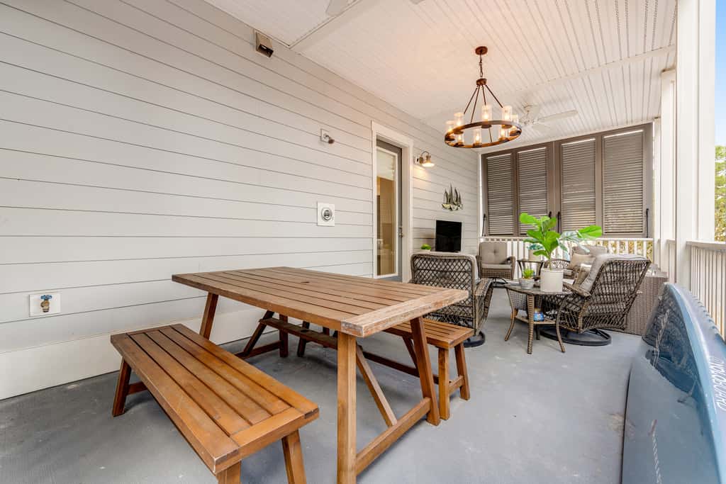 Classic beach home with shared pool access, WiFi, and central air conditioning
