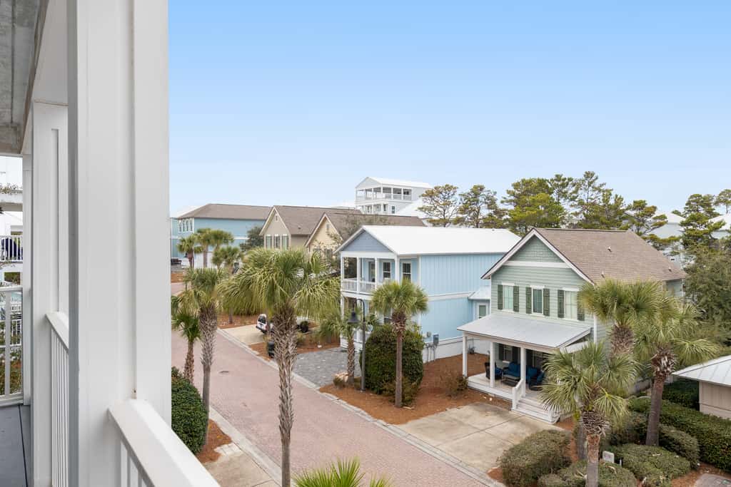 Classic beach home with shared pool access, WiFi, and central air conditioning