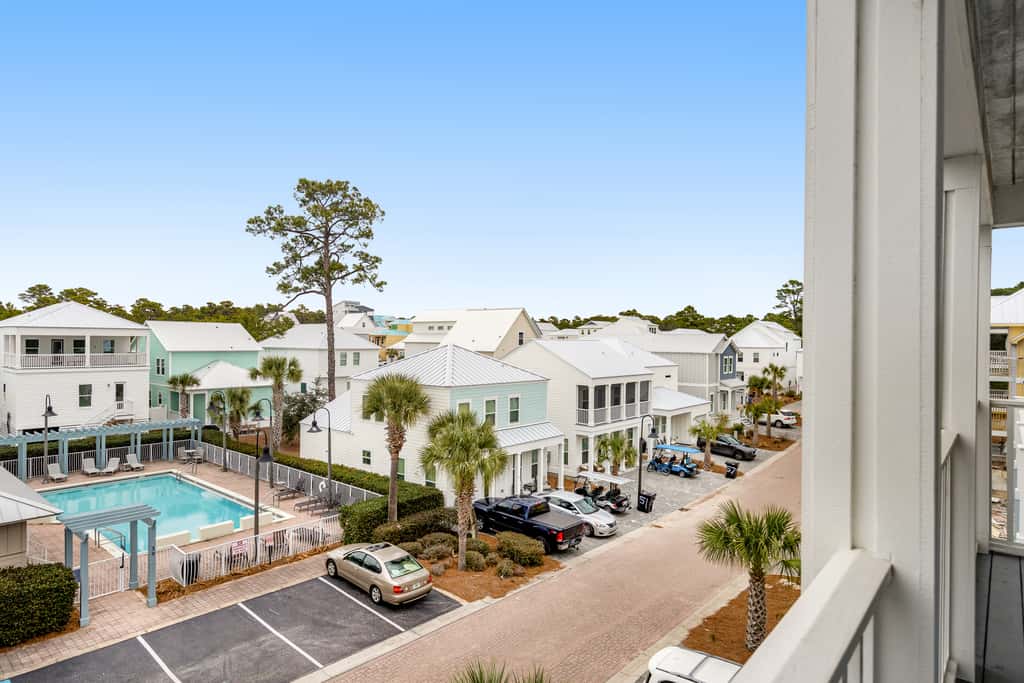 Classic beach home with shared pool access, WiFi, and central air conditioning