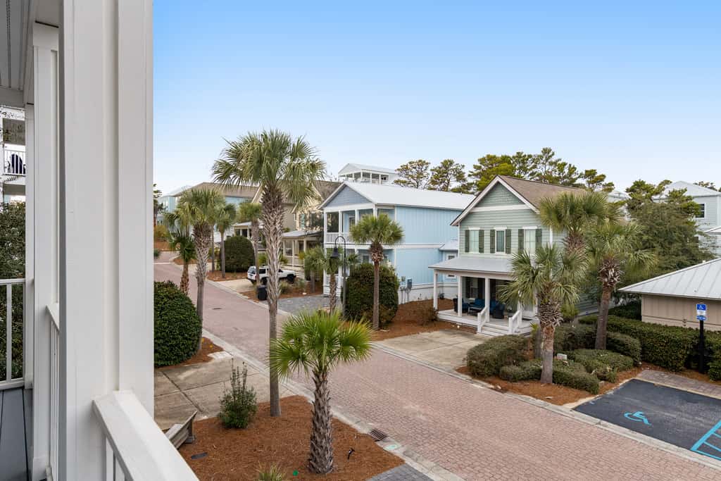 Classic beach home with shared pool access, WiFi, and central air conditioning
