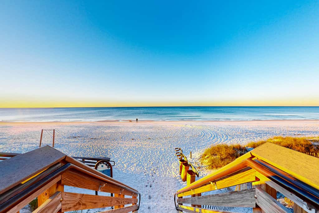 Classic beach home with shared pool access, WiFi, and central air conditioning