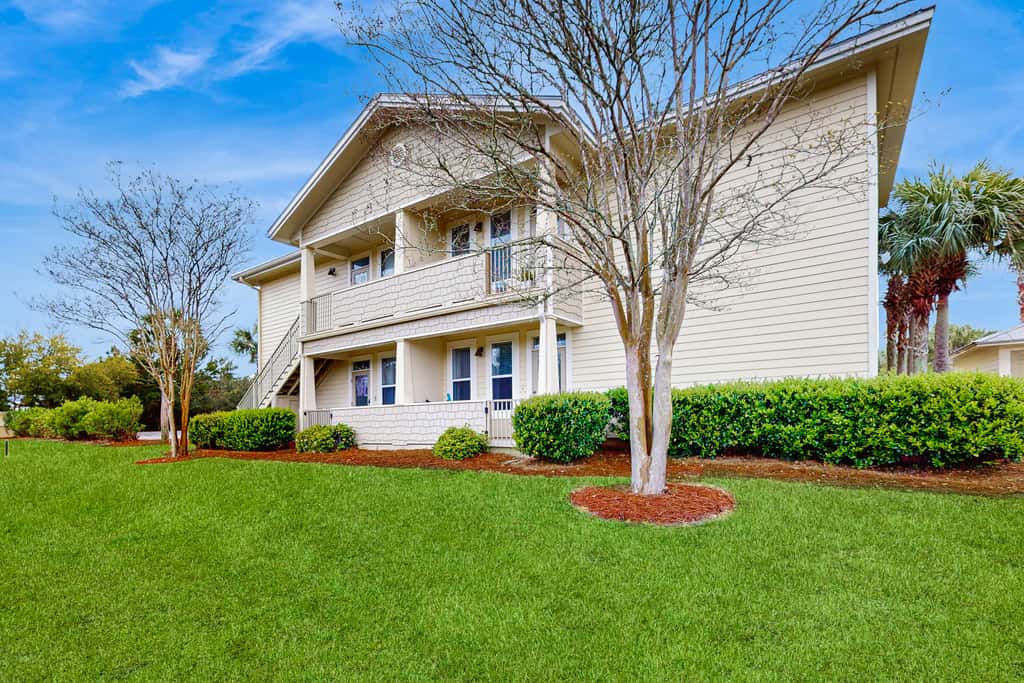 Charming townhouse with Wifi, Shared pool, Washer and Dryer