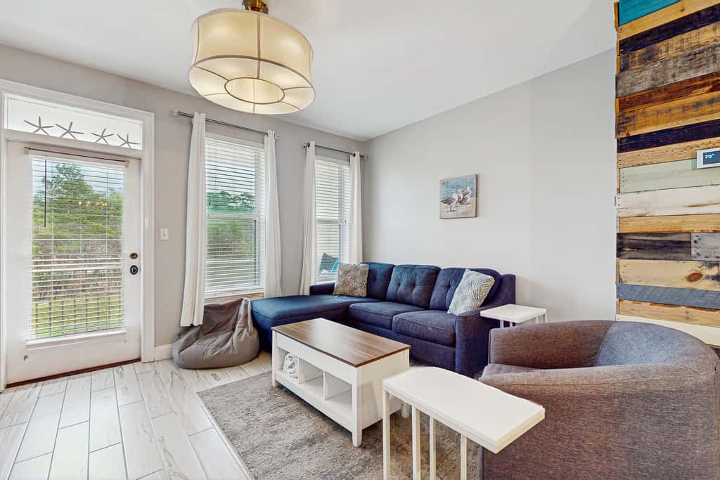 Charming townhouse with Wifi, Shared pool, Washer and Dryer