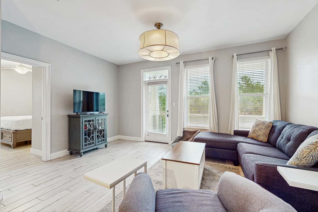 Charming townhouse with Wifi, Shared pool, Washer and Dryer