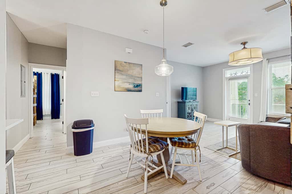Charming townhouse with Wifi, Shared pool, Washer and Dryer