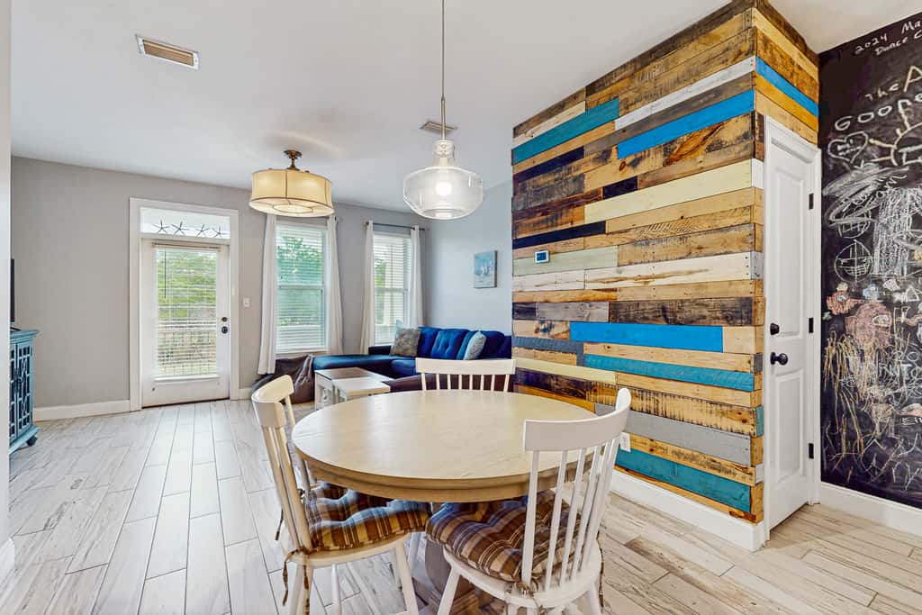 Charming townhouse with Wifi, Shared pool, Washer and Dryer