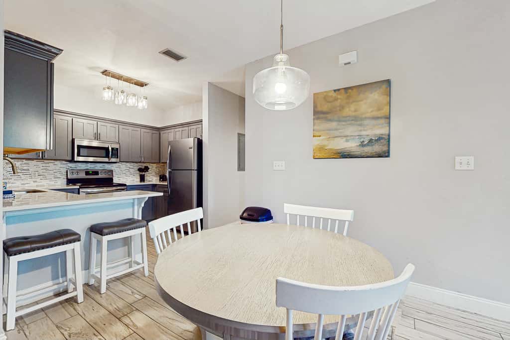 Charming townhouse with Wifi, Shared pool, Washer and Dryer