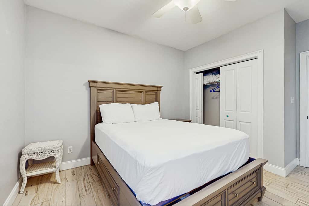 Charming townhouse with Wifi, Shared pool, Washer and Dryer