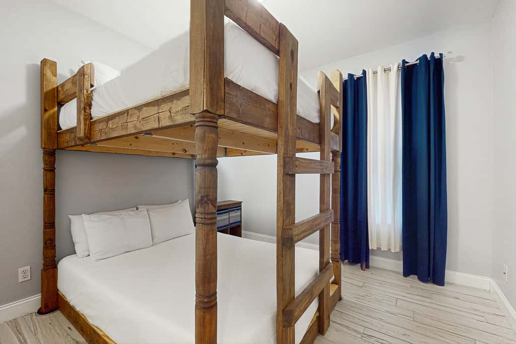 Charming townhouse with Wifi, Shared pool, Washer and Dryer