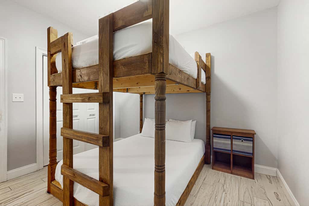Charming townhouse with Wifi, Shared pool, Washer and Dryer