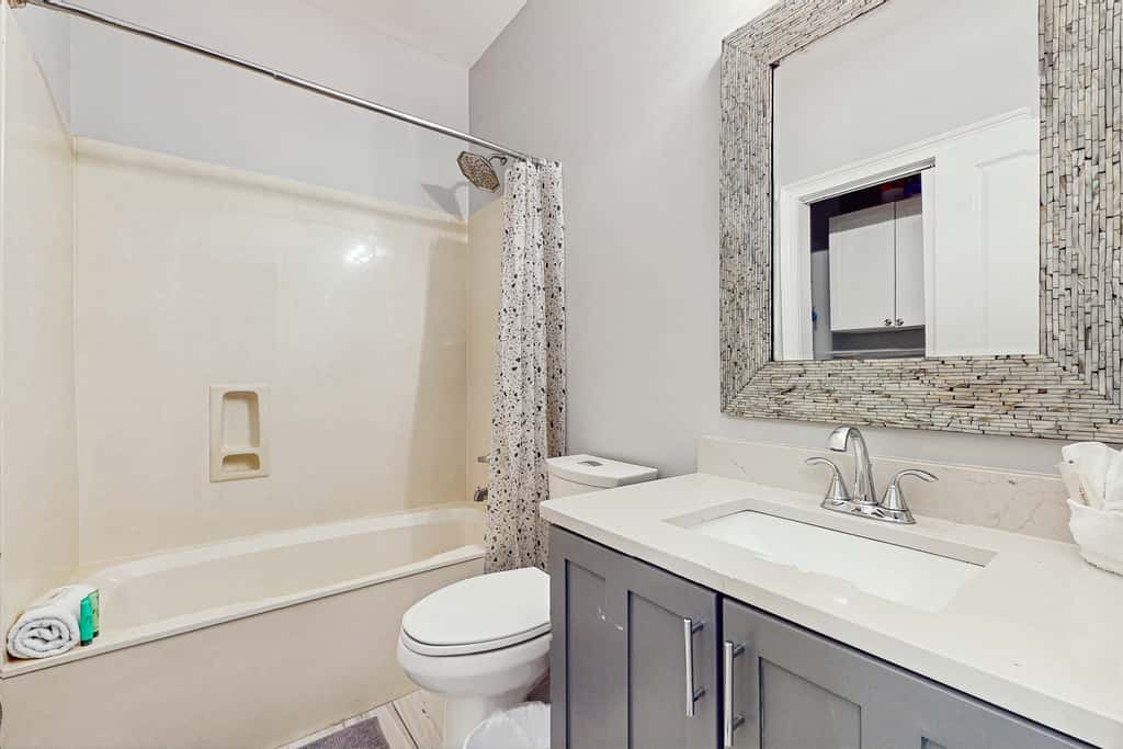 Charming townhouse with Wifi, Shared pool, Washer and Dryer