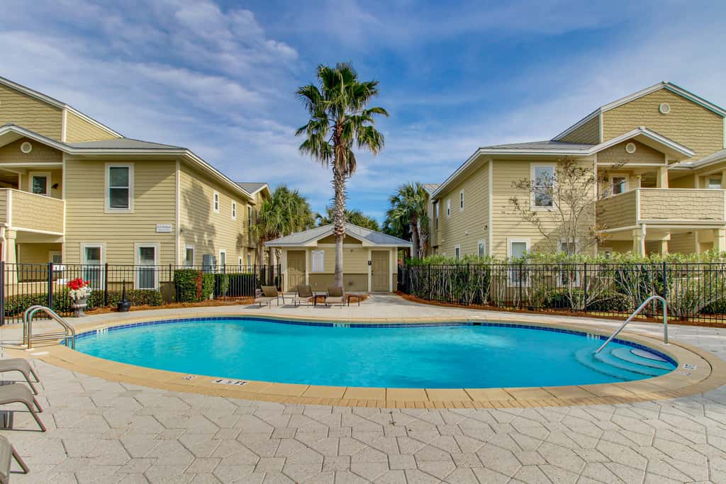 Charming townhouse with Wifi, Shared pool, Washer and Dryer