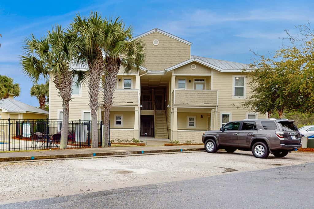 Charming townhouse with Wifi, Shared pool, Washer and Dryer
