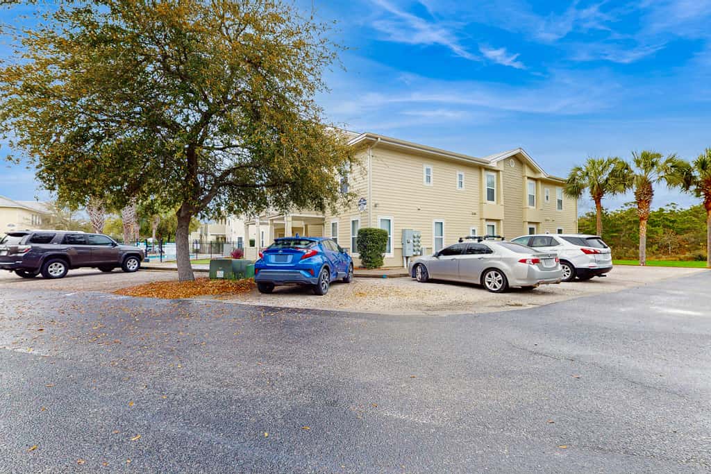 Charming townhouse with Wifi, Shared pool, Washer and Dryer