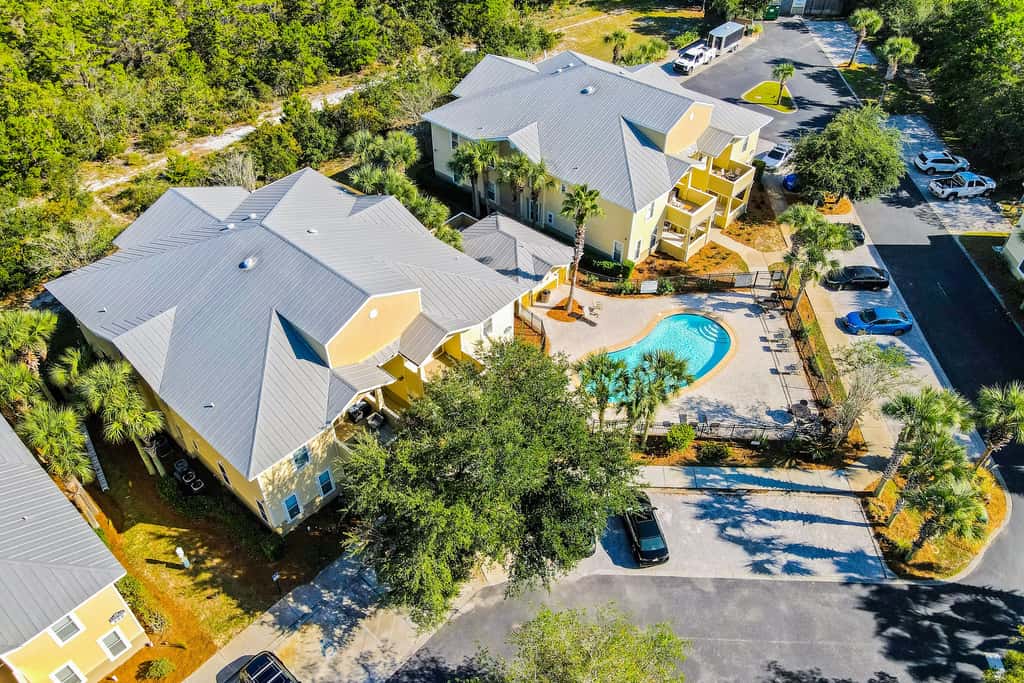 Charming townhouse with Wifi, Shared pool, Washer and Dryer