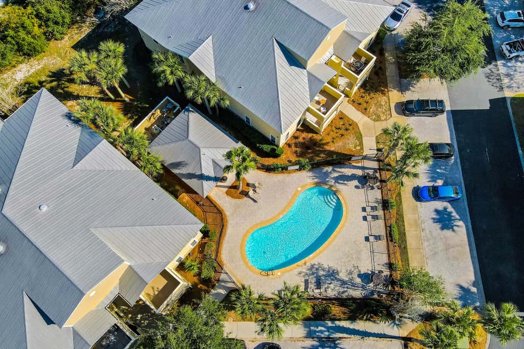 Charming townhouse with Wifi, Shared pool, Washer and Dryer