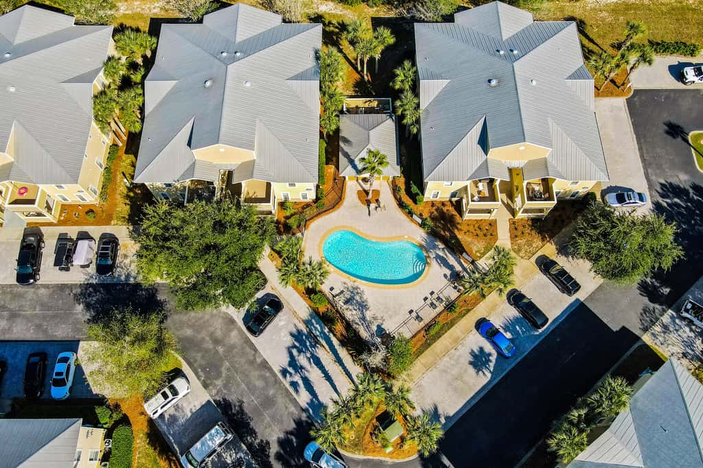 Charming townhouse with Wifi, Shared pool, Washer and Dryer