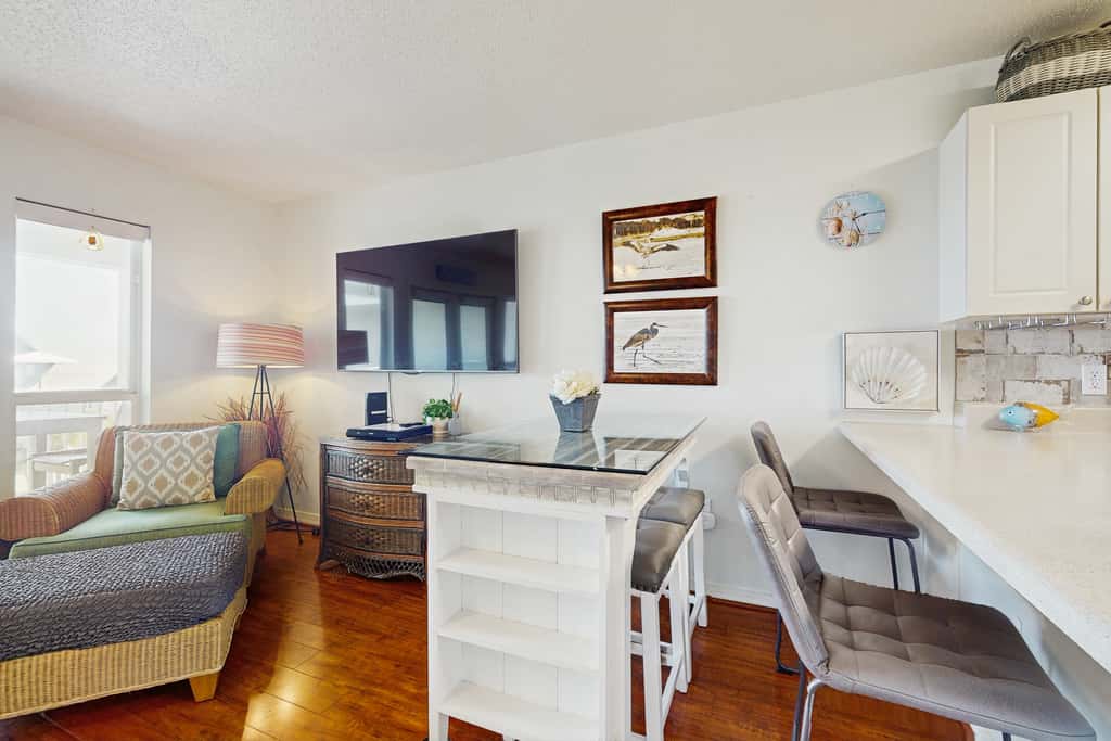 Fourth-floor, Caribbean corner condo with ocean views, pool, & hot tub