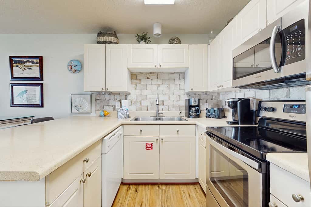 Fourth-floor, Caribbean corner condo with ocean views, pool, & hot tub