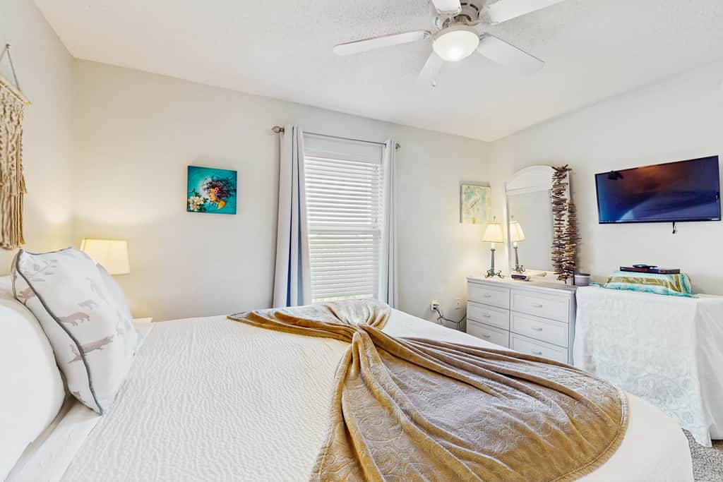 Fourth-floor, Caribbean corner condo with ocean views, pool, & hot tub