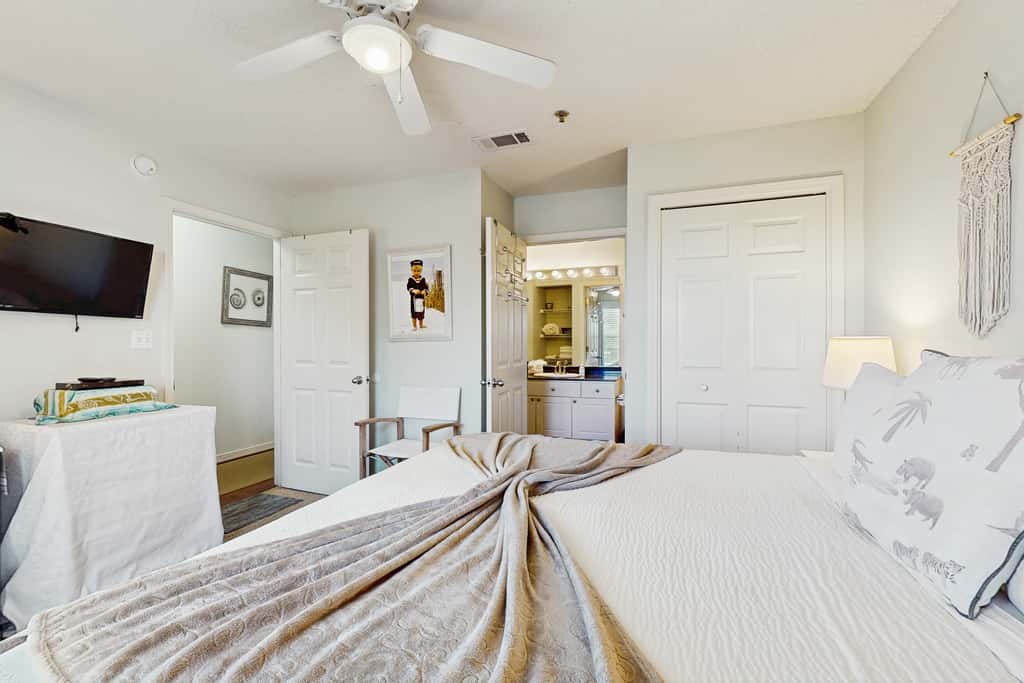 Fourth-floor, Caribbean corner condo with ocean views, pool, & hot tub