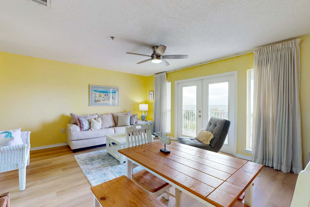 Coastal condo with free WiFi, on-site pool & hot tub