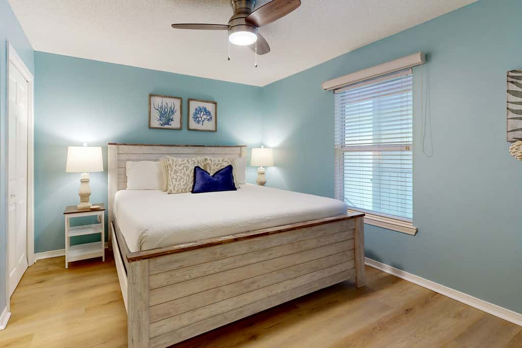 Coastal condo with free WiFi, on-site pool & hot tub