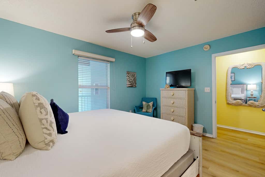 Coastal condo with free WiFi, on-site pool & hot tub